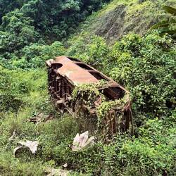 ein Wrack am Wegesrand, was viel Raum für Fantasie lässt