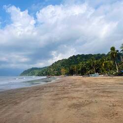 gut, dass der Strand nicht schimmernd weiß ist, sonst müsste man sich übergeben vor Glück
