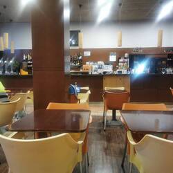 Jetzt war die Bar leer