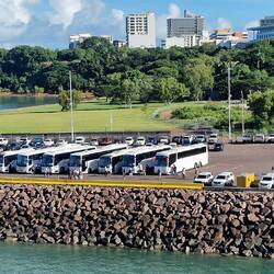 Ausflugsbusse stehen auch schon bereit