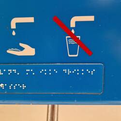 In Dänemark ist immer alles auch in Tastschrift