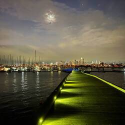 Abends mit Blick auf die Stadt