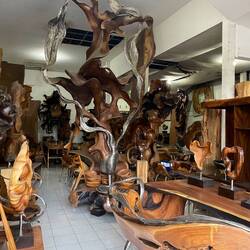 Kunst aus Holz und rieisige Tischplatten