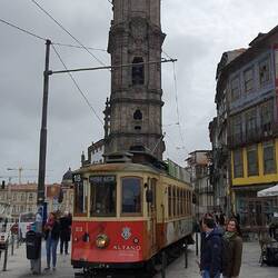 Fahrt mit der historischen Tram im Hintergrund der Torre dos Clèrigos