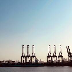 Containerschifflöschterminalromantik, dahinter schon die Skyline von Panama City