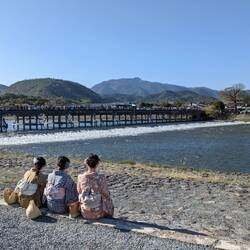 Le pont d'Arashiyama et demoiselles en kimono 👘
