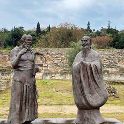 Confuzius mit Sokrates am (unmöglichen) Philosophischen Stammtisch