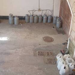 Interessante Gasversorgung. 6 Flaschen angeschlossen...