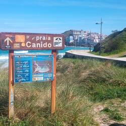 Altes Strandschild am Rand von Malpica