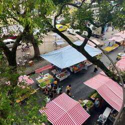 Blick von unserem Wohnzimmer auf den Markt. Um 6 Uhr wird aufgebaut, um 18 Uhr abgebaut.