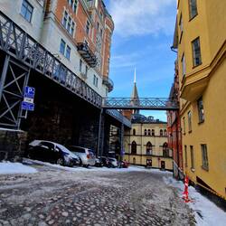 An manchen Stellen musste man über solche Zugänge in die Häuser um die steilen Straßen auszugleichen