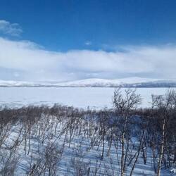 Ein zugefrorener See