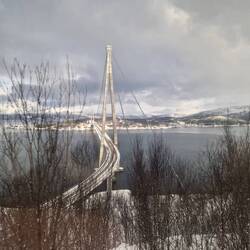 Die eindrucksvolle Autobrücke über den Fjord