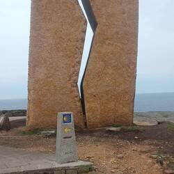 Oberhalb ein Denkmal