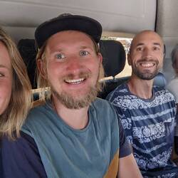 Die coolen Kidz sitzen immer hinten im Bus ✌️