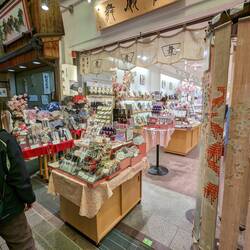 Il y a également des magasins de souvenirs