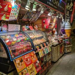 Stand de glace et de sandwich aux fruits