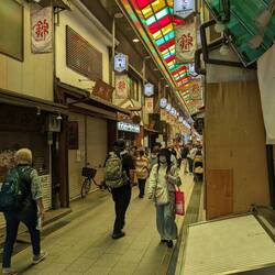 La toiture en verre multicolore est bien sympathique