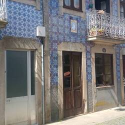 Ach ja, geflieste Fassaden, mal schön, mal eher nicht