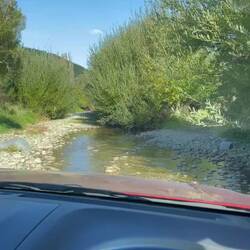 Die Farm ist durch einen Fluss getrennt, durch den wir dann immer fahren müssen