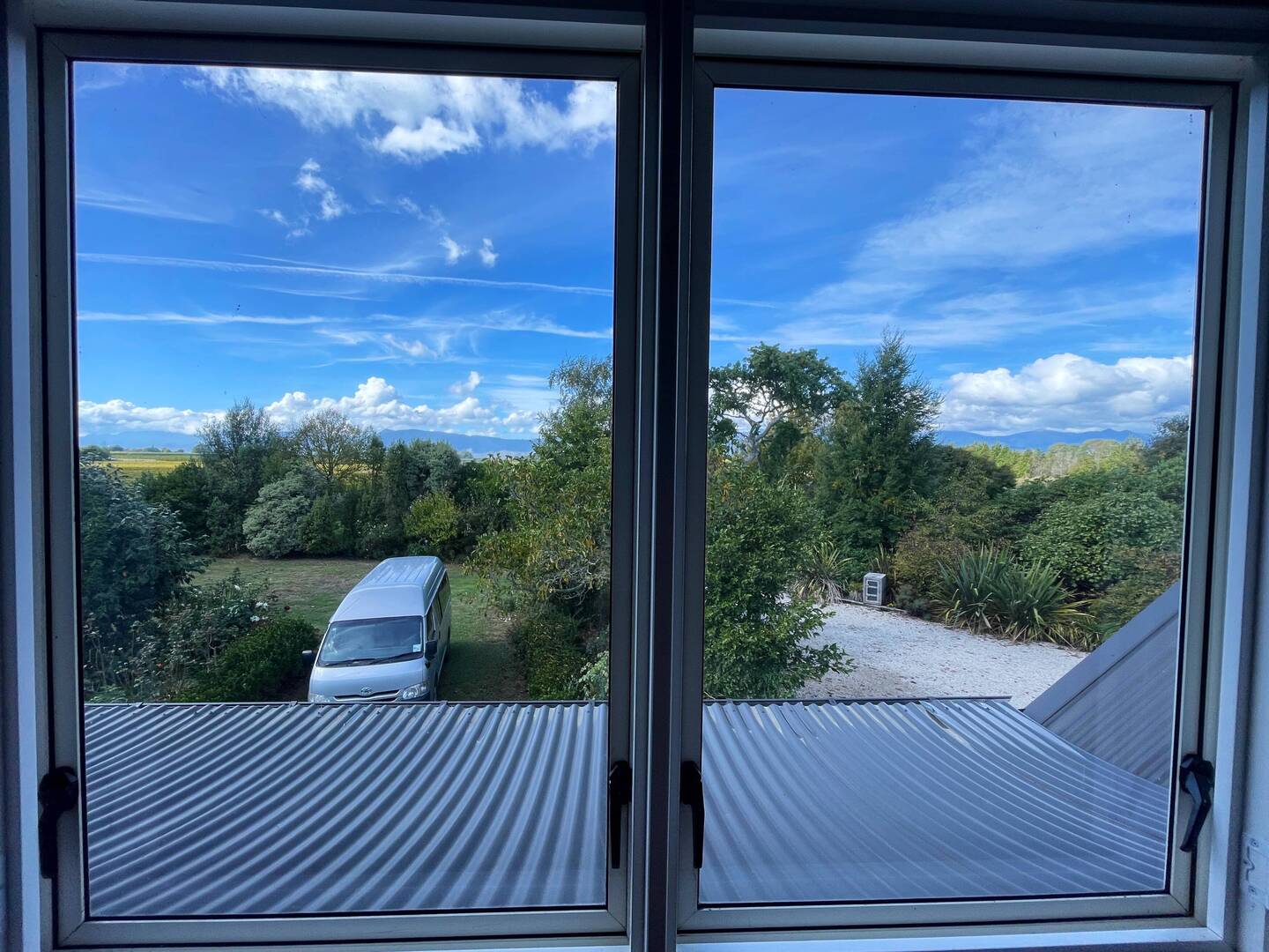 Der Blick aus meinem Fenster Richtung Vorgarten und Richmond im Hintergrund