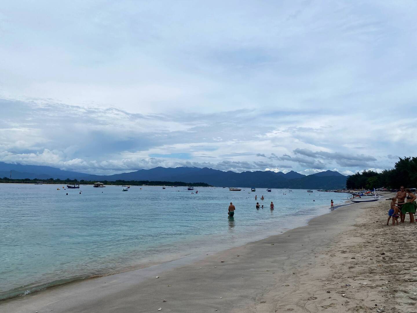 Berge im Hintergrund gehören zu Lombok