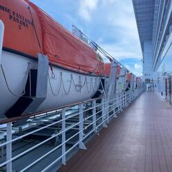 Spaziergang auf Deck 7: Rettungsboote an der Joggingstrecke, auch kurzer Rückzugsort fürs Personal