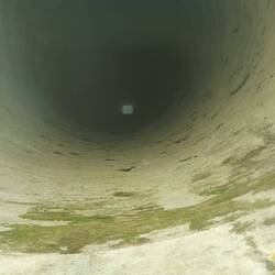 Dieser Brunnen ist 59m tief.