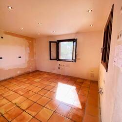 Der Boden ist versiegelt, nun kann die Küche kommen. Er ist sehr schön geworden und glänzt leicht.