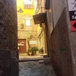 Schmale Gassen, verwinkelt und steil