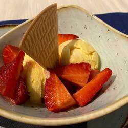 Frische Erdbeeren mit Vanille Eis