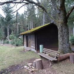 Schützhütte mit Schiebetür in der Nähe der Schutterquelle