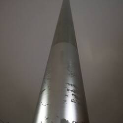 120m hohe Edelstahlsäule & Wahrzeichen der Stadt