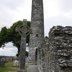Monasterboice (Friedhof mit großen Kreuzen)