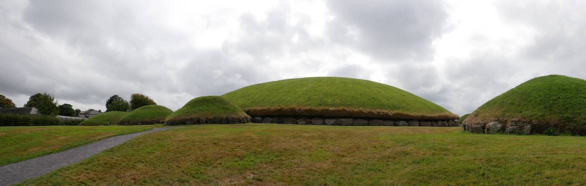 Newgrange (Hügelgräber)