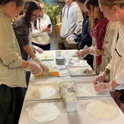 Fabrication des rouleaux de printemps