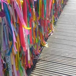 Statt Schlössern hängen hier Bänder an den Brücken