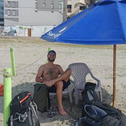 Auf den Bus am Strand warten