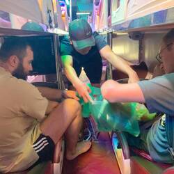 Schuhe müssen ausgezogen und in eine Tüte gepackt werden