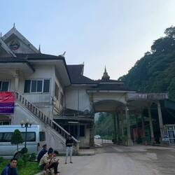 Lao Grenzposten: Cầu Treo. Links rein ist das Büro