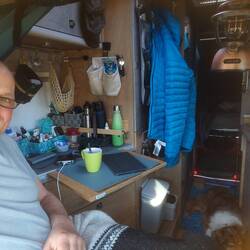 An das Platzangebot beim "Vanlife" muß man sich gewöhnen.
