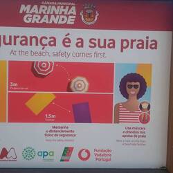 Am Strand COVID Schilder, 1,5 m Handtuchabstand gilt weiterhin 😀