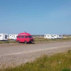 Riesen Stellplatz direkt am Ort /Strand