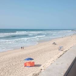 Strand ist es schon ruhiger, mit den Feiertagsklamotten sind wenige am Strand