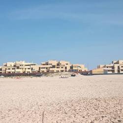 Die andere Seite hinter dem Strand, mal kein Meer und schön hässlich