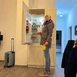 Sarah der Jenka Meister - beim Bier stapeln und rausziehen 😉