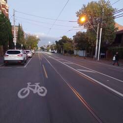 Seule tout sur la route.