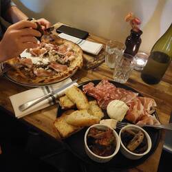 Pizzeria trop bonne à H-4 avant le prendre la navette aéroport... 🥸🤓