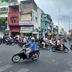 Wenn sich die vielen Roller in hupende Mückenschwärme verwandeln, dann ist man in Vietnam 🛵😂