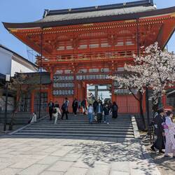 Bienvenue à Yasaka Jinja